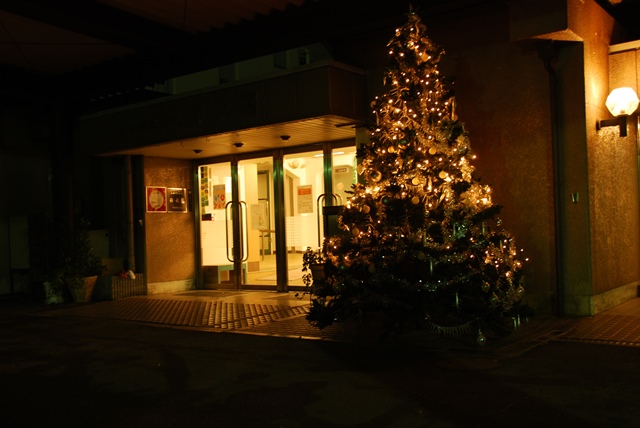 今年もクリスマスツリーが玄関に飾られています 社会福祉法人 祥水園